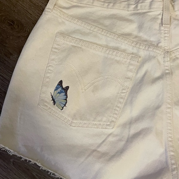 NWT 🦋 LEVI'S WOMEN'S 501 GIVE ME
BUTTERFLIES HIGH RISE DENIM SHORTS - Picture 11 of 12